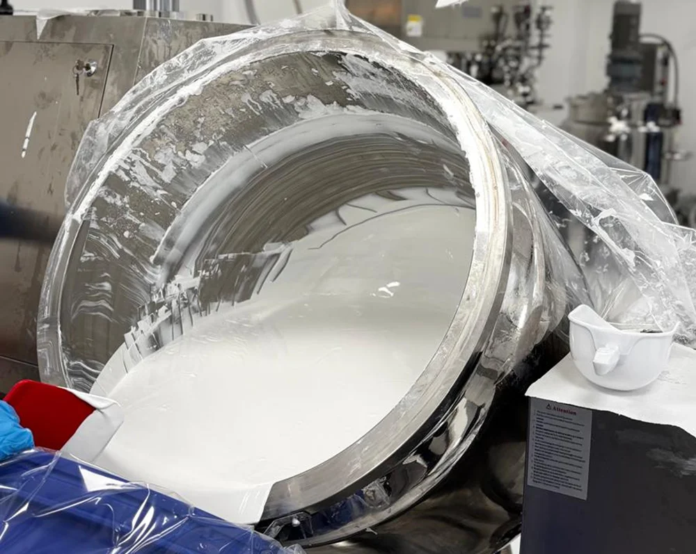 Una crema, top essere stata miscelata, viene versata in un altro contenitore.