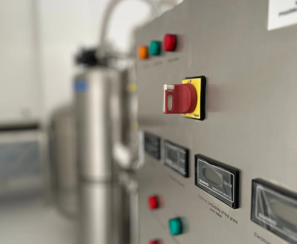 UNo zoom su un dettaglio di un macchinario del laboratorio, dove si vedono dei bottoni con le varie funzioni del macchinario.